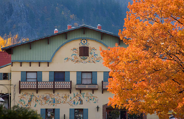 tedesco edifici colori autunnali foglie di acero arancione leavenworth washington - leavenworth foto e immagini stock