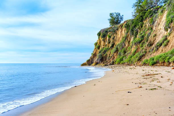 friedlicher strand und meeresküste in malibu, kalifornien - horizon over water malibu california usa stock-fotos und bilder