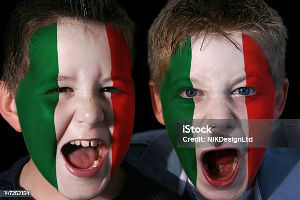 Joven Italiano Los Fanáticos Del Fútbol Y Del Rugby Foto de stock y más banco de imágenes de Bandera Italiana