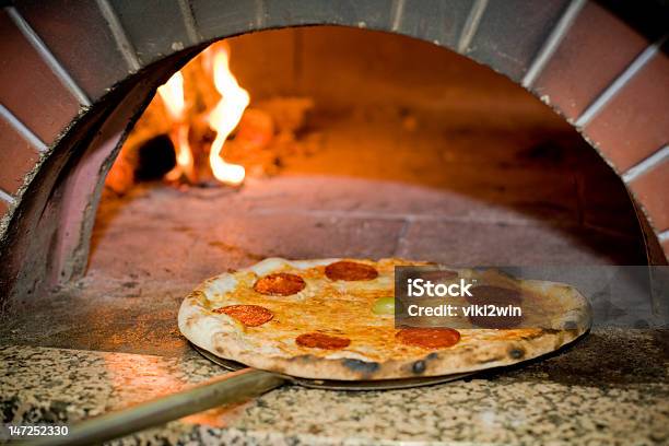 Pizza - Fotografias de stock e mais imagens de Forno de Pizza - Forno de Pizza, Tijolo - Material de Construção, Forno de Tijolos