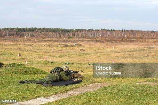 Foto de Soldado De Disparo e mais fotos de stock de Adulto - Adulto, Arma de Fogo, Armamento