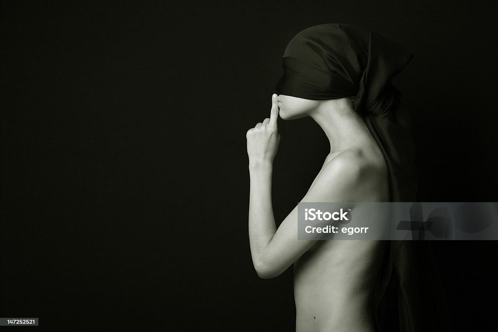 Femme nue avec bande noir - Photo de Adolescence libre de droits