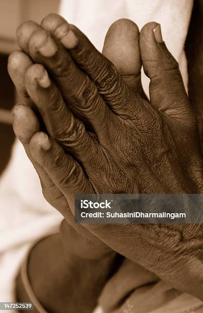 Ręce Podczas Modlitwy - zdjęcia stockowe i więcej obrazów Modlić się - Modlić się, Senior, Bieda - Problem społeczny