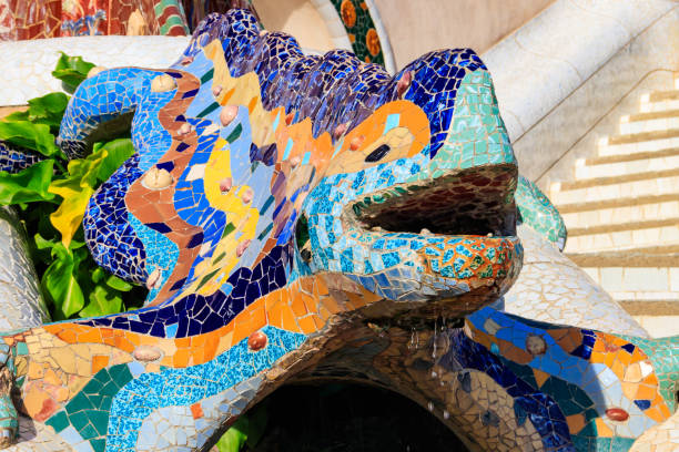 wielobarwna mozaika salamandra smoka gaudiego w park guell, barcelona, hiszpania - antonio gaudi outdoors horizontal barcelona zdjęcia i obrazy z banku zdjęć