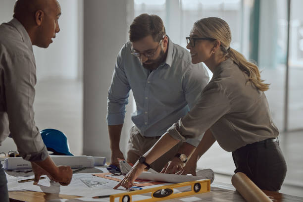 Business people, architect and blueprint in team planning for building or construction preparation at office. Group of engineers in meeting, architecture or project floor plan for industrial strategy gente de negocios, arquitecto y plano en la planificación de equipos para la construcción o preparación de la construcción en la oficina. grupo de ingenieros en reunión, arquitectura o plano de planta de proyecto para la estrategia industrial