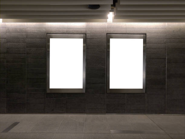 지하 터널 보도에서 2 개의 빈 수직 광고 배너 포스터 모형; 집 밖의 ooh 미디어 디스플레이 공간, 라이트 박스; 6 시트 템플릿 - lightbox poster wall billboard 뉴스 사진 이미지