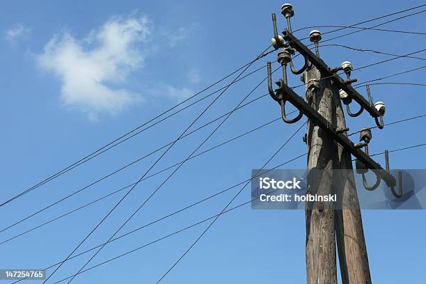 Old Electricidad De Mast Foto de stock y más banco de imágenes de Alambre - Alambre, Anticuado, Azul