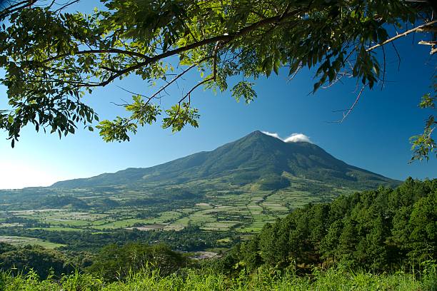 volcán de san vicente américa central de el salvador - san salvador fotografías e imágenes de stock