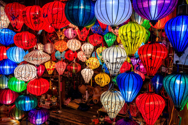 tradicional seda penduradas lanternas em hoi um city, vietname - japanese lantern fotos - fotografias e filmes do acervo