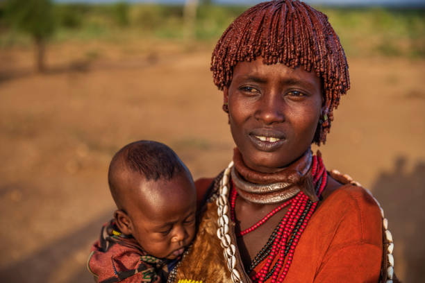 frau aus dem stamm hamer mit ihrem baby, äthiopien, afrika - hamer woman stock-fotos und bilder