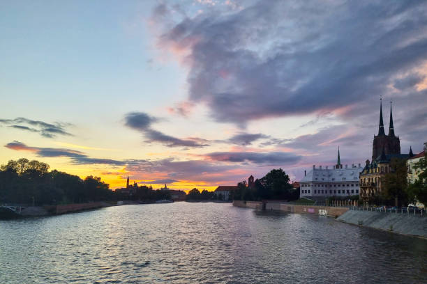 ヴロツワフのオドラ川の夕日。 - odra river ストックフォトと画像