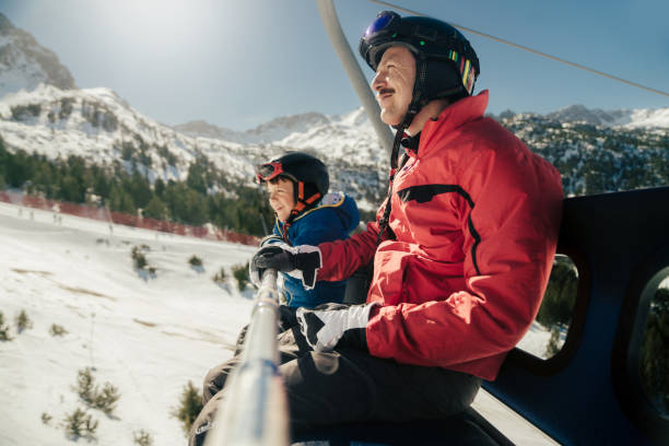 vater und sohn-skifahren - ski alpine skiing skiing snow stock-fotos und bilder