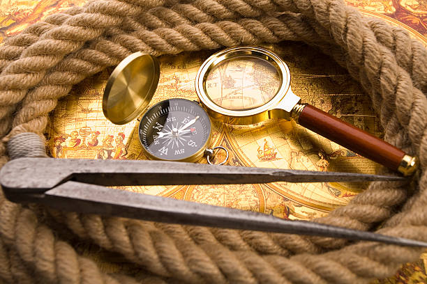 Belo golden compass em uma antiga mapa - foto de acervo