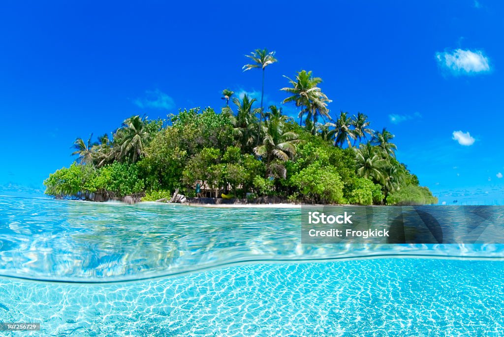 Sur moins d'une île tropicale - Photo de Île libre de droits