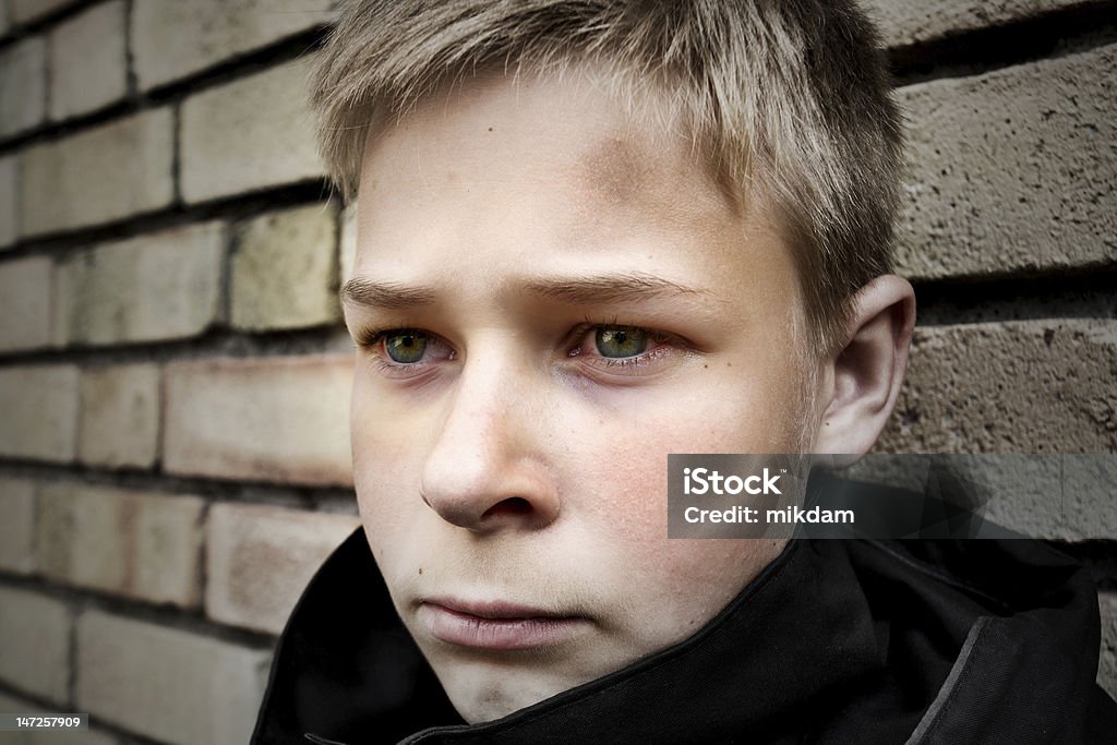 Disturbi ragazzo appoggiato contro il muro - Foto stock royalty-free di Bambino