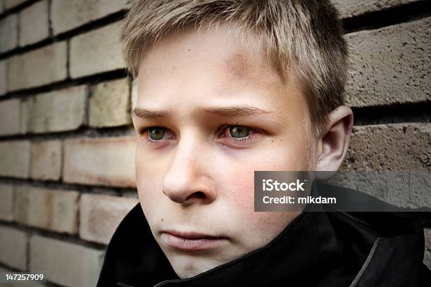 Disturbi Ragazzo Appoggiato Contro Il Muro - Fotografie stock e altre immagini di Bambino - Bambino, Tristezza, Affranto