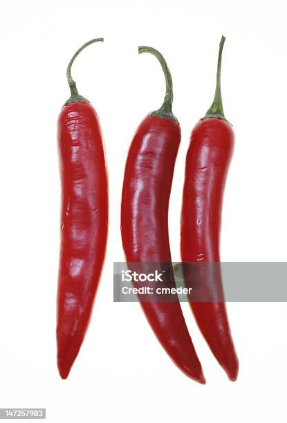 Trzy Czerwone Chillies - zdjęcia stockowe i więcej obrazów Bez ludzi - Bez ludzi, Biały, Czerwona papryka chili