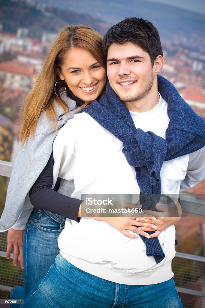 Feliz pareja joven divirtiéndose en el exterior - Foto de stock de Abrazar libre de derechos