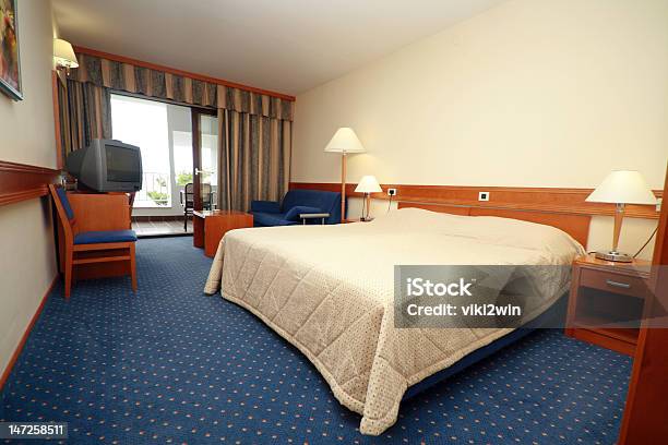 Foto de Quarto De Hotel e mais fotos de stock de Cama - Cama, Carpete, Fotografia - Imagem