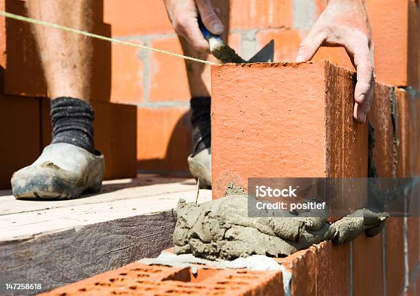 Bau Einer Mauer Bauarbeiter Stockfoto und mehr Bilder von Aktivitäten und Sport - Aktivitäten und Sport, Arbeit und Beschäftigung, Arbeiten