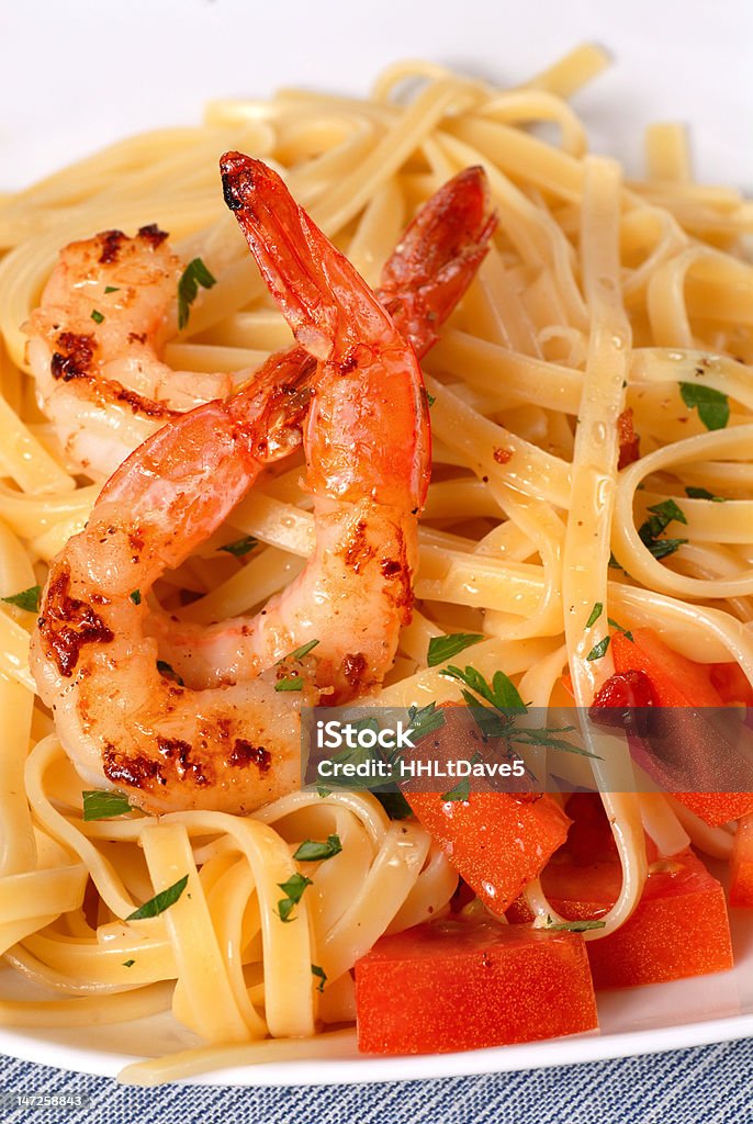 Linguini con camarones, tomate y perejil - Foto de stock de Ajo libre de derechos