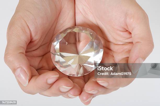 ダイヤモンド 3 - 宝石 ダイヤモンドのストックフォトや画像を多数ご用意 - 宝石 ダイヤモンド, 人間の手, 手のひら