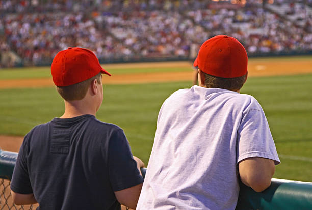 baseball-fans - baseball player baseball outfield stadium stock-fotos und bilder