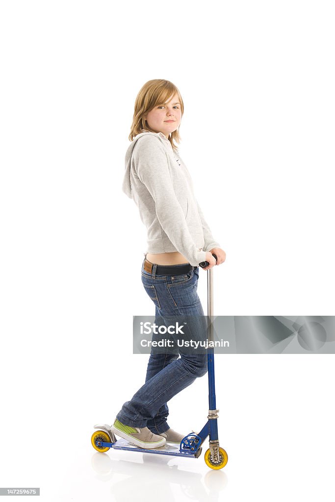 Giovane bella ragazza con uno scooter isolato su bianco - Foto stock royalty-free di Abbigliamento