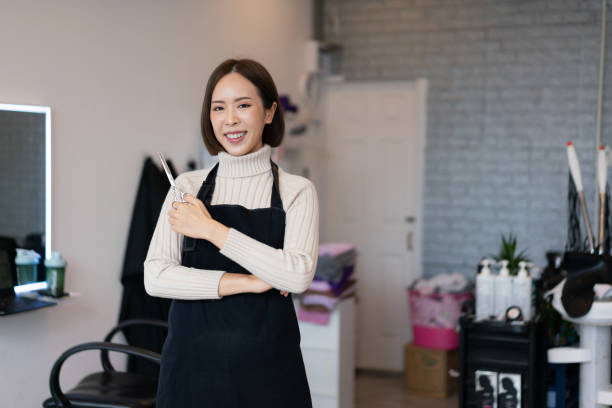 porträt einer jungen asiatischen friseurin mit qualifizierten haarschnittwerkzeugen. - owner hair salon beauty spa female stock-fotos und bilder