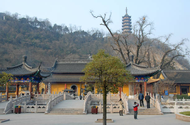 temple dinghui à zhenjiang, chine - zhenjiang photos et images de collection