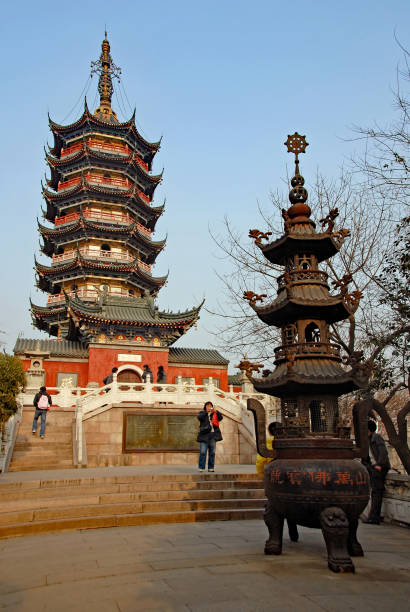 une pagode au temple dinghui à zhenjiang, chine - zhenjiang photos et images de collection