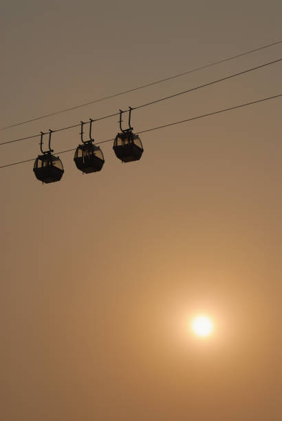sihouette de téléphériques contre le ciel avec soleil du soir - zhenjiang photos et images de collection