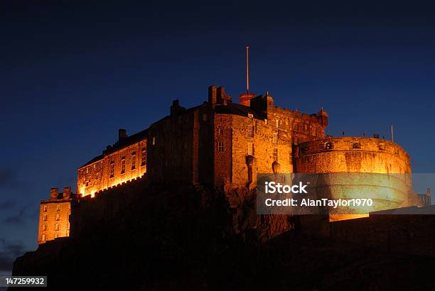 Castelo De Edimburgo Iluminado Por Holofote E De Noite - Fotografias de stock e mais imagens de Ao Ar Livre