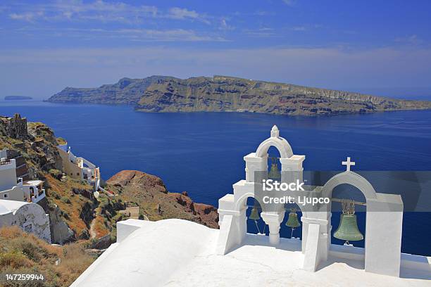 Foto de Igreja Bells Na Aldeia Em Santorini E Oia e mais fotos de stock de Ajardinado - Ajardinado, Aldeia, Arquitetura