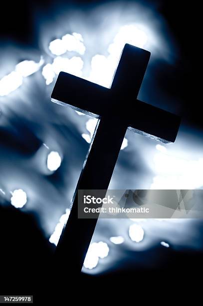 Christian Cross Stockfoto und mehr Bilder von Holz - Holz, Kreuz - religiöses Symbol, Stehen