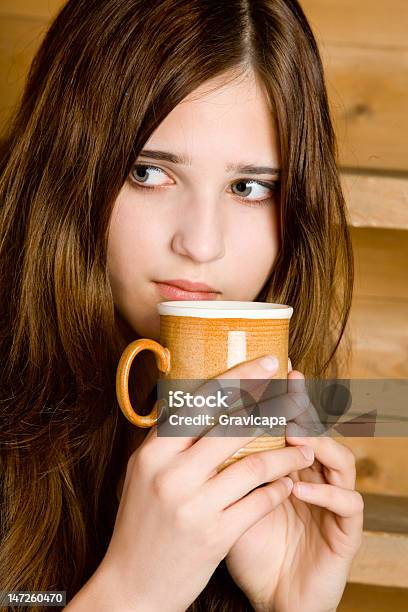 A Rapariga Com Uma Caneca - Fotografias de stock e mais imagens de Adolescência - Adolescência, Adulto, Autoconfiança