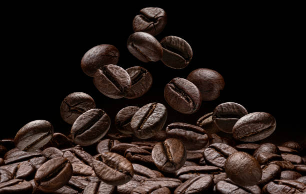 黒い背景に落ちるコーヒー豆、被写界�深度全体 - coffee ground bean whole ストックフォトと画像