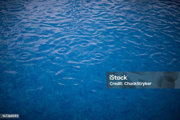 Swimmingpooloberfläche Mit Weit Verbreiteter Regentropfen Stockfoto und mehr Bilder von Aquädukt