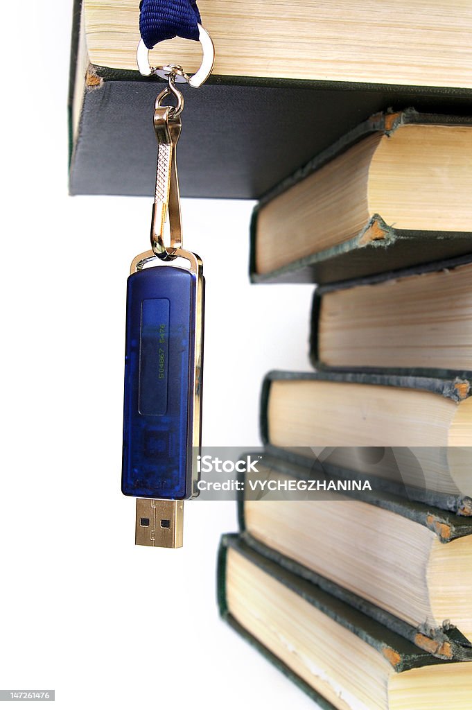 Книги стека и флэш-памяти - Стоковые фото USB-кабель роялти-фри
