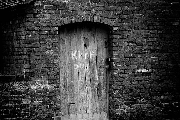 porte de grange - barn farm moon old photos et images de collection