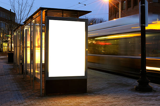 blank billboard on bus stop - bushalte stockfoto's en -beelden