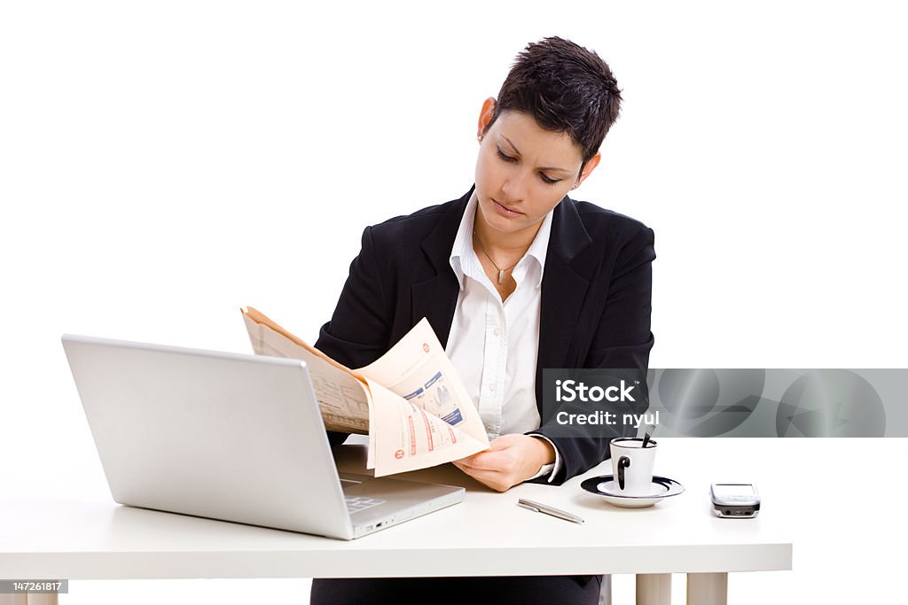 Geschäftsfrau lesen Zeitung - Lizenzfrei 25-29 Jahre Stock-Foto