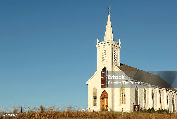 Chiesa Di Paese - Fotografie stock e altre immagini di Chiesa - Chiesa, Scena rurale, Accordo d'intesa