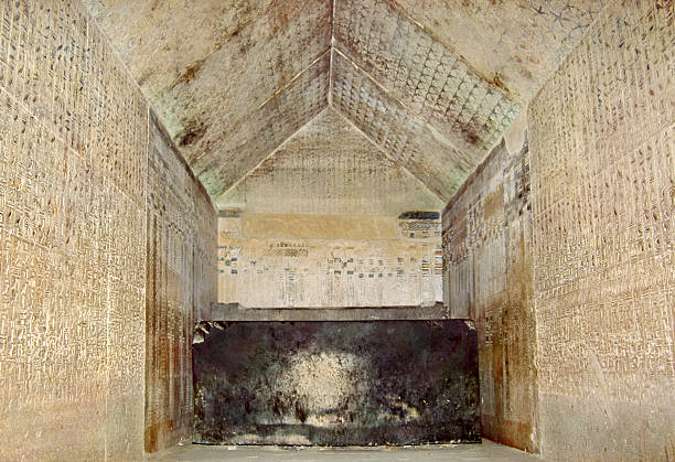 захоронения-камера unis - saqqara стоковые фото и изображения