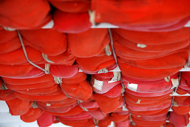 red coletes salva-vidas em uma fileira - life jacket life belt buoy float - fotografias e filmes do acervo