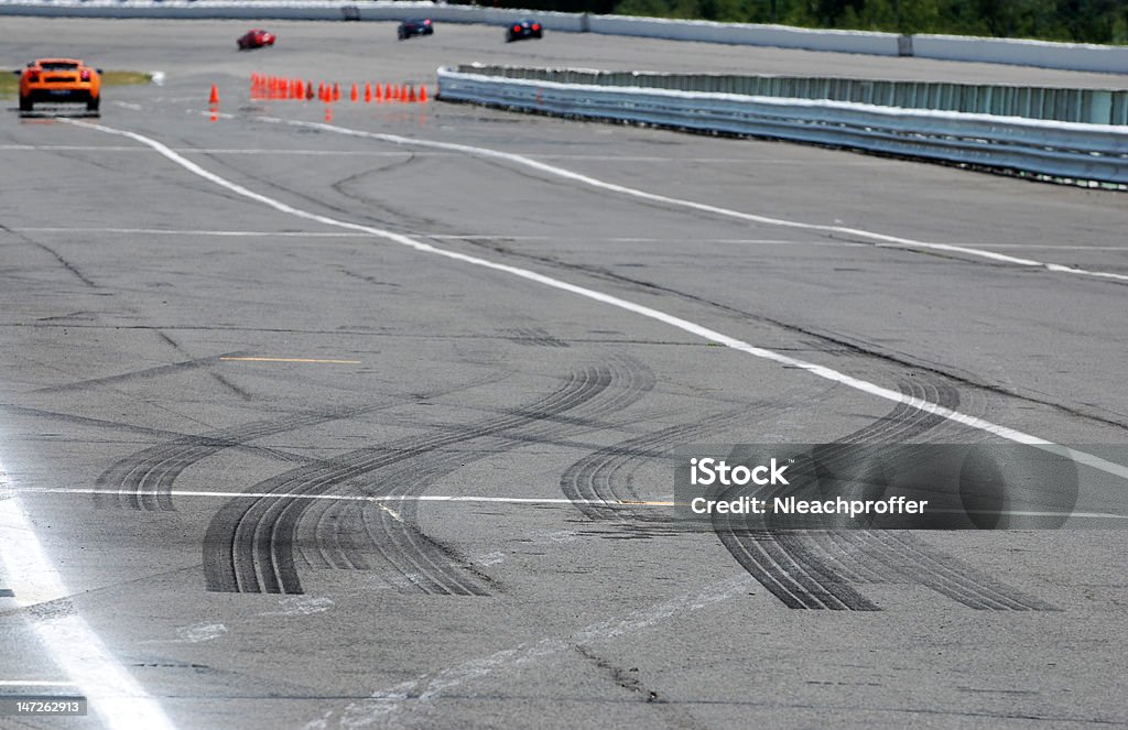 Bruciato su una pista di gomma - Foto stock royalty-free di Burnout - Automobilismo