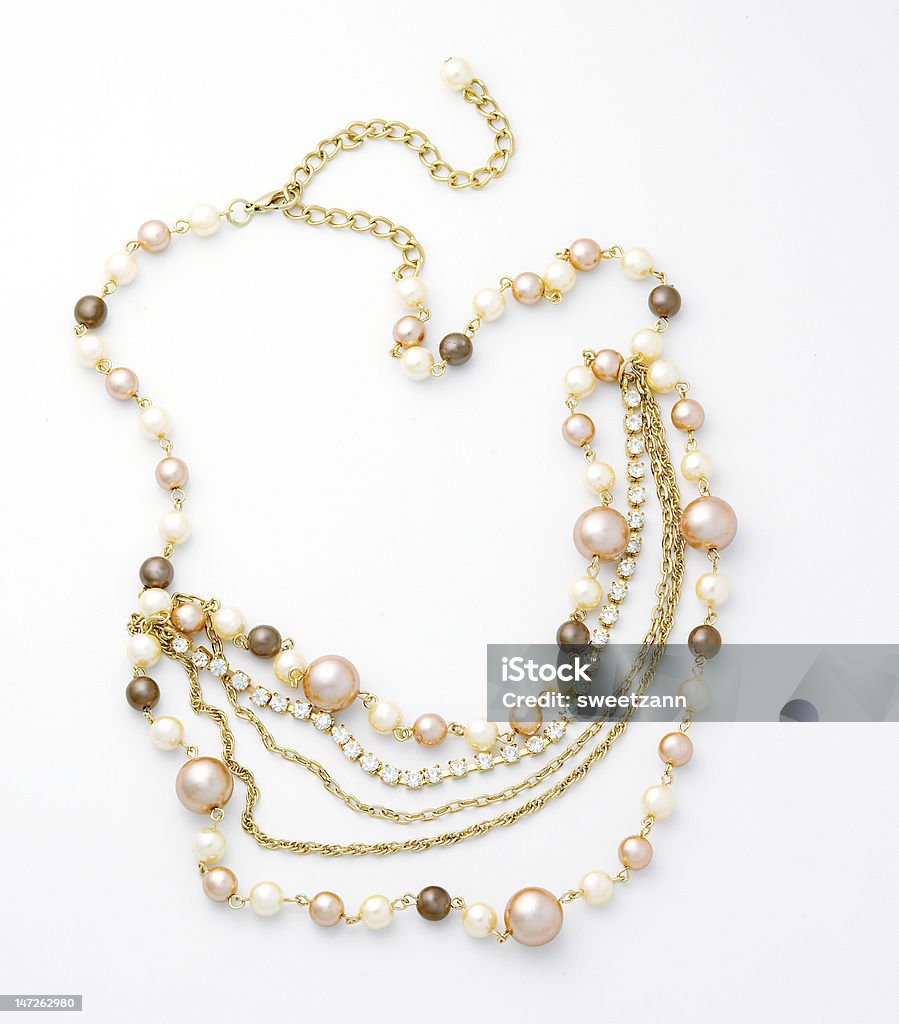 Ajoutez un collier en perles - Photo de Bijou libre de droits