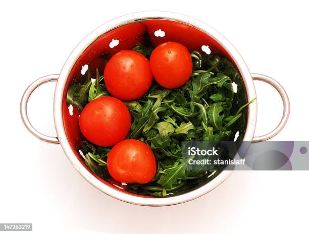 Photo libre de droit de Roquette Et Tomates Sur Stainer En Acier Inoxydable banque d'images et plus d'images libres de droit de Acier inoxydable