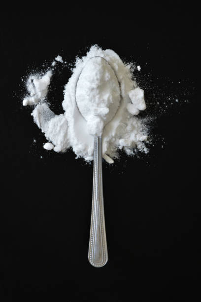 istock Spoon of baking soda on black background, flat lay 1472633244