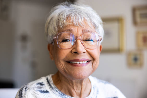 portret pięknej starszej rasy mieszanej w jej domu - 7292 zdjęcia i obrazy z banku zdjęć